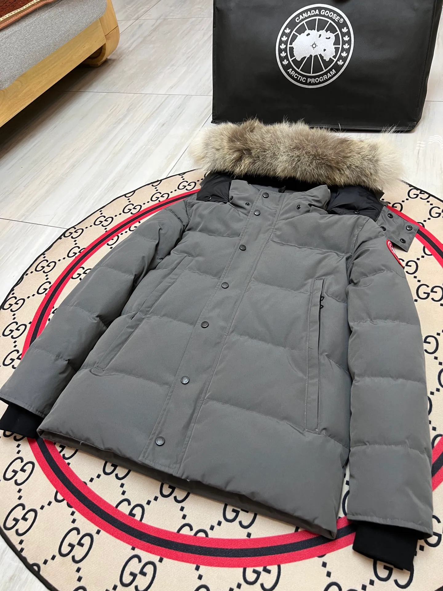 P800 Canada Goose Wyndham Parka has 29 styles for men and women. The hood and fur collar are detachable. My personal favorite is simple and elegant. It is clean and tidy. All Arctic and Antarctic scientific expedition teams choose Canada Goose as their cold wear. It is the Rolls-Royce of down jackets. ➖ Industry-leading anti-counterfeiting chip sensing. ➖ Imported Behringer embroidery machines and customized embroidery labels, the highest level and industry leading. ➖ Imported Korean 21-count polyester-cotton blended original fabric, TC85 waterproof coated fabric, water-repellent, windproof and wear-resistant. ➖ The new national standard 80 white duck down is filled with an average of 520 grams of down. The amount of down filled is industry-leading. ➖ 100% nylon lining with double double-layer sealing design to prevent velvet running, and seamless thread design on the cuffs! ➖ Western Canadian Green Wolf Collar. ➖ Yoshida YKK provides original factory-customized electroplated sliders. YKK two-way lockable zippers are tight and smooth and do not peel off paint. ➖ 3M composite Velcro is durable and the accessories and hardware are all custom-made. Note: Our copywriting is only simple and clear. Instead of bragging about the copywriting, it is better to compare and understand with samples. Only for the purest goose, the most dedicated, the most professional, the highest quality, the highest cost performance! SIZE:S-XXL [With size chart]